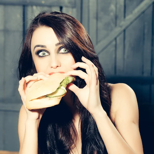Seksi kadın burger yiyen — Stok fotoğraf