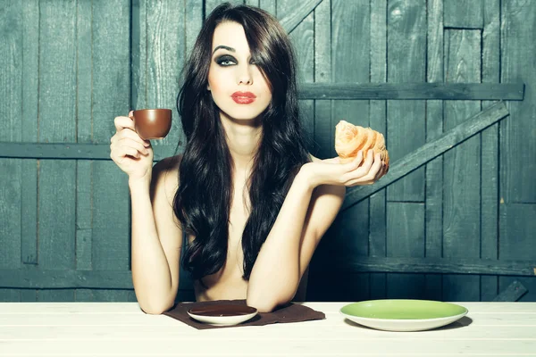 Sensuell kvinna äta — Stockfoto