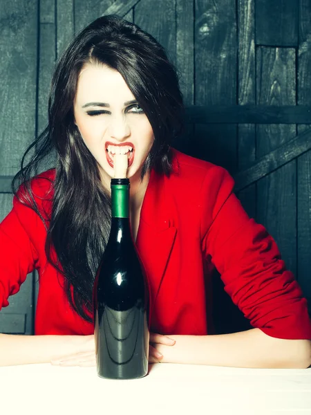 Woman opening wine bottle — Stock Photo, Image