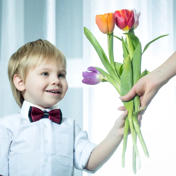 Rapaz com tulipas — Fotografia de Stock