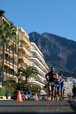 Koşucular yarışa döşeli yollar