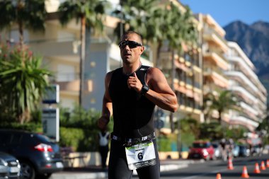 Runner ileride siyah takım elbise