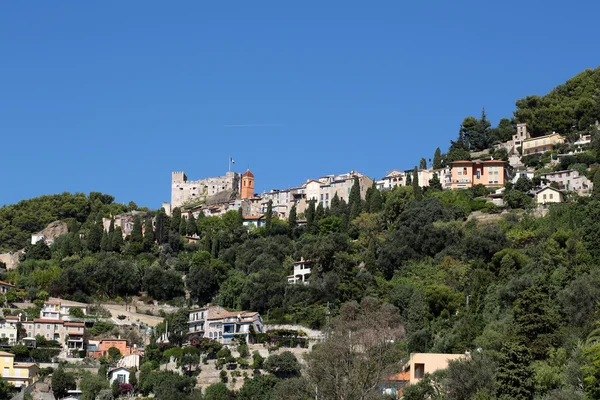 Mittelalterliche Burg auf dem Gipfel des Berges — Stockfoto