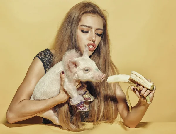 Женщина со свиньей и бананом — стоковое фото