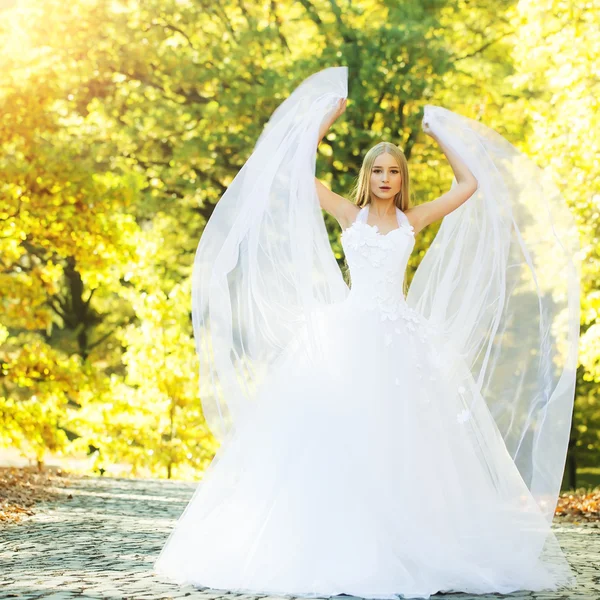 Noiva em belo vestido ao ar livre — Fotografia de Stock