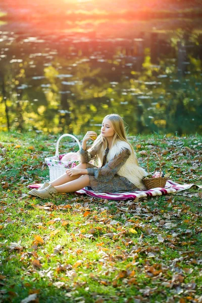 Pretty girl on picnic — Stock Photo, Image
