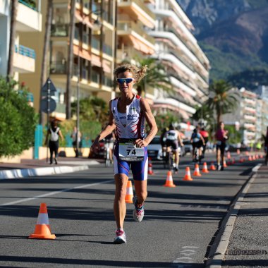 Kıvırcık saçlı kadın runner 