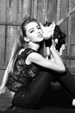 Domuz ile zarif kadın