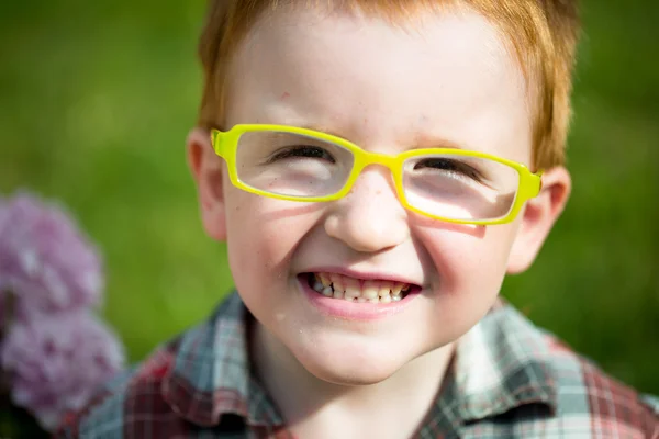 Gelukkig grappige rood harige jongen — Stockfoto