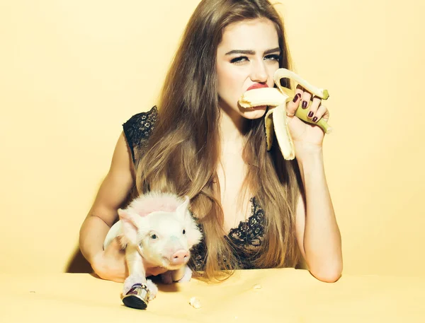 Kvinna med gris och banan — Stockfoto