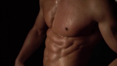 vücudunun güzelliğini gösteren adam