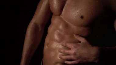 çıplak adam spor kasları ile güzel ıslak vücudunu okşayarak