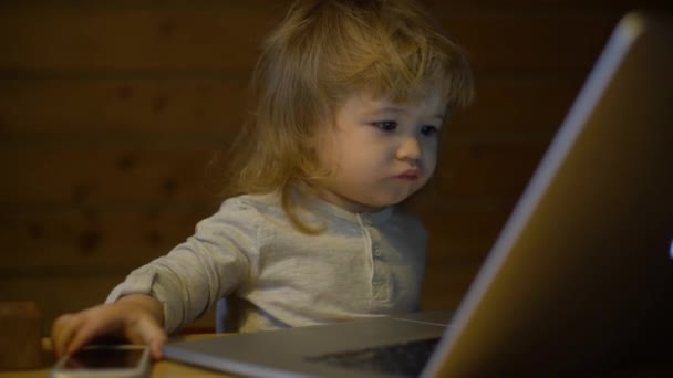 4K lindo niño con el teléfono y el ordenador enojado con problemas de tecnología — Vídeo de stock