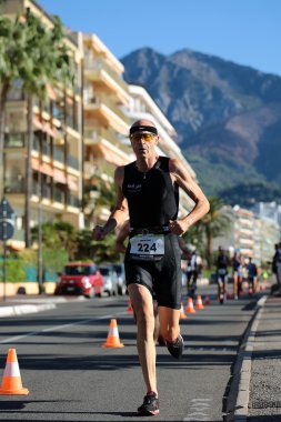 Runner ileride siyah takım elbise