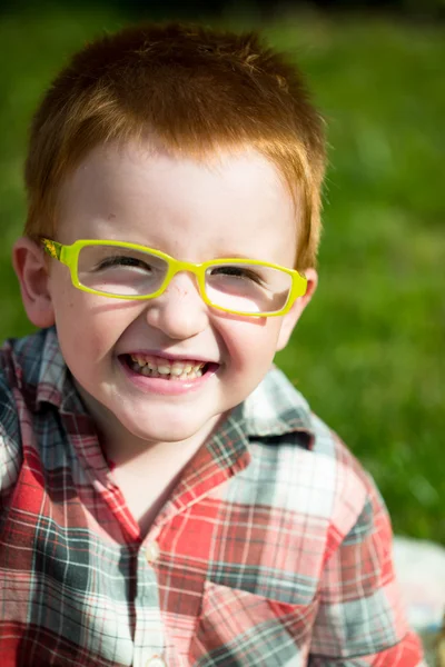 Gelukkig grappige rood harige jongen — Stockfoto