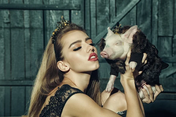 Mujer joven y cerdo —  Fotos de Stock