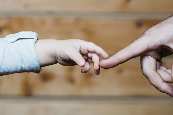 Hände von Sohn und Vater — Stockfoto