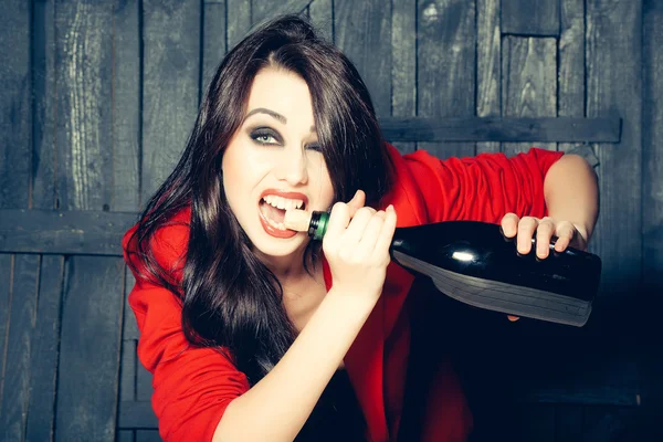 Woman opening wine bottle — Stock Photo, Image