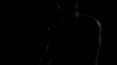 Seksi dans güzel atletik erkek çıplak vücut hareketleri