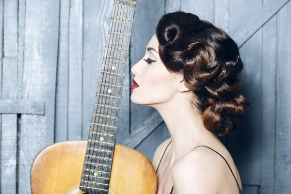 Mujer retro con guitarra — Foto de Stock