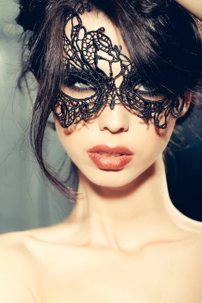 Donna sexy in maschera di pizzo - Foto Stock: Foto, Immagini ©  Tverdohlib.com 107694428