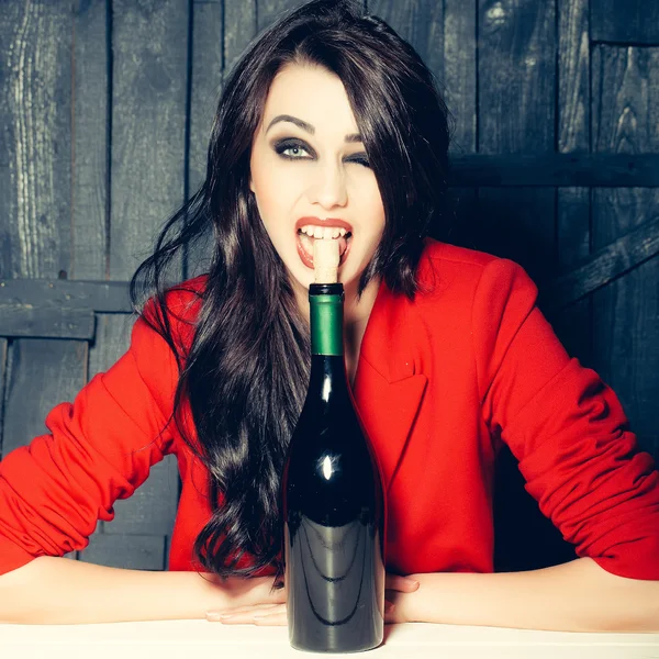 Woman opening wine bottle — Stock Photo, Image