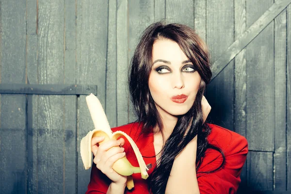 Vrouw eten banaan — Stockfoto