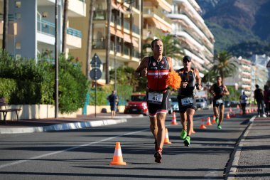Runner kırmızı peruk ile devam 