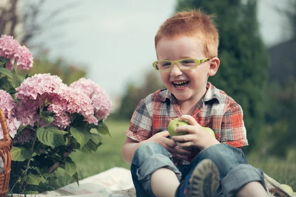 Jongen lachen op picknick — Stockfoto