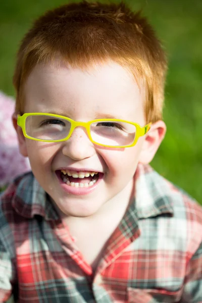 Mutlu komik kırmızı saçlı çocuk