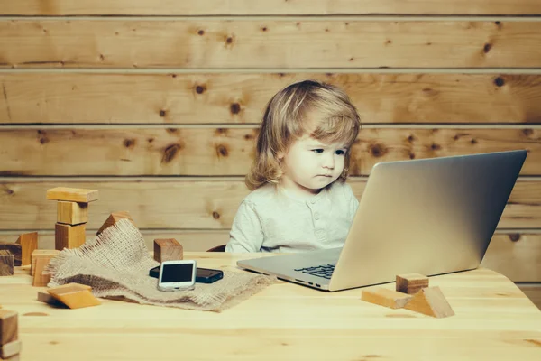 Niño pequeño con ordenador y teléfono —  Fotos de Stock