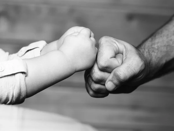 息子と父の手 — ストック写真