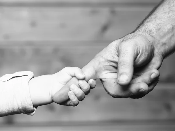 Manos de hijo y padre — Foto de Stock