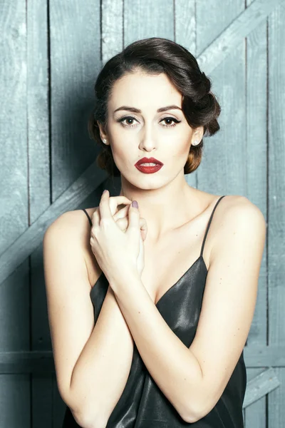 Düşünceli retro kadın