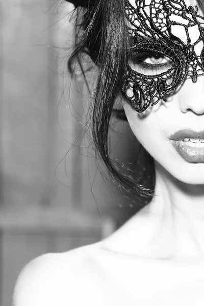 Junge Frau in Maske — Stockfoto