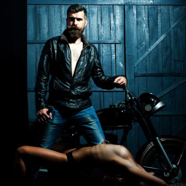 Motorcu ve çıplak kadın