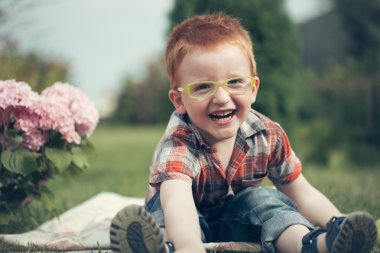 Gülen çocuk pikniğe