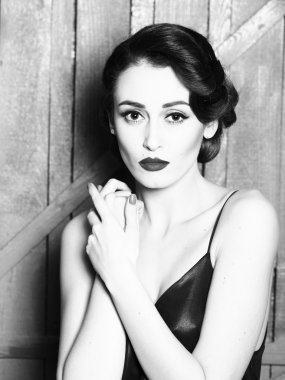 Düşünceli retro kadın