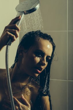 Duşta ıslak seksi kadın