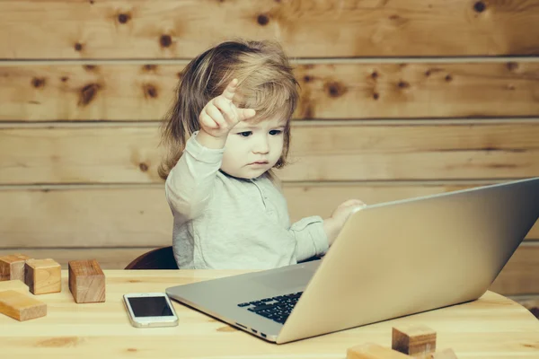 Menino pequeno com computador e telefone — Fotografia de Stock