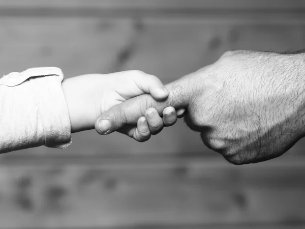 Руки сина і батька — стокове фото