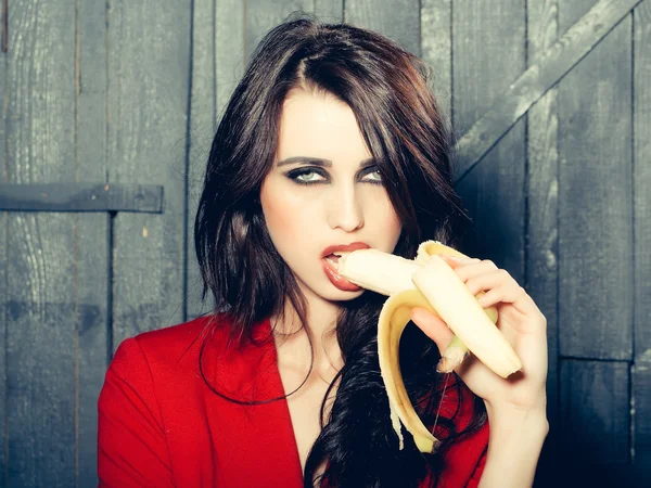Γυναίκα τρώει Μπανάνα — Φωτογραφία Αρχείου