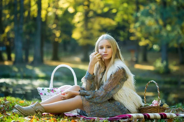 Bella ragazza su picnic — Foto Stock