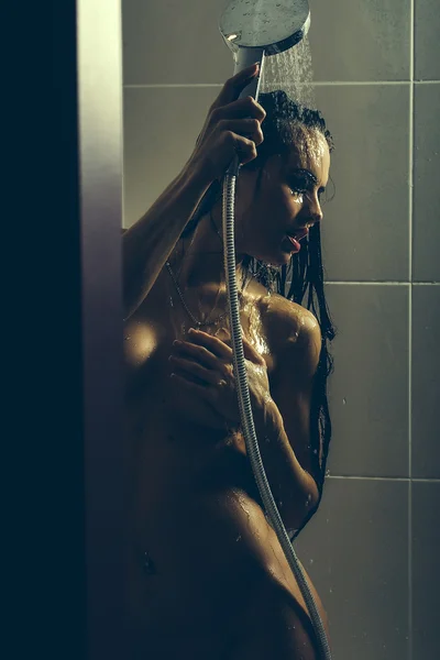 Sensuele naakte vrouw onder de douche — Stockfoto