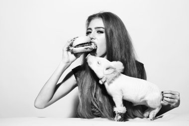 Domuz burger yiyen kız