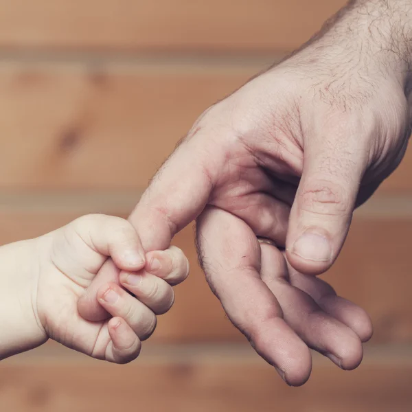 Manos de hijo y padre — Foto de Stock