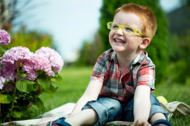 Gülen çocuk pikniğe