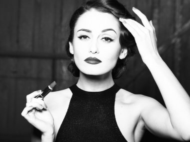 Lipgloss olan retro kadın