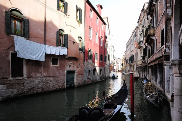 İle siyah gondol Venedik kanalına — Stok fotoğraf