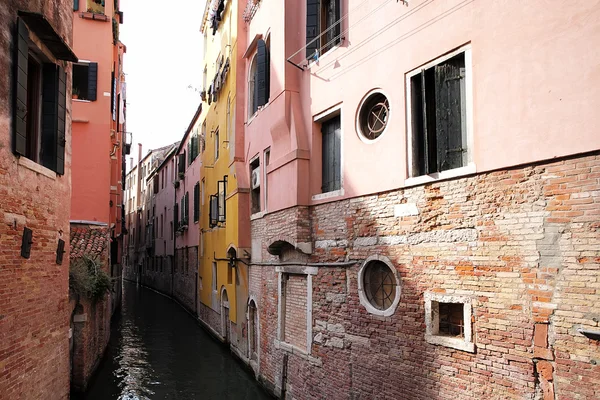 Canal veneciano estrecho — Foto de Stock